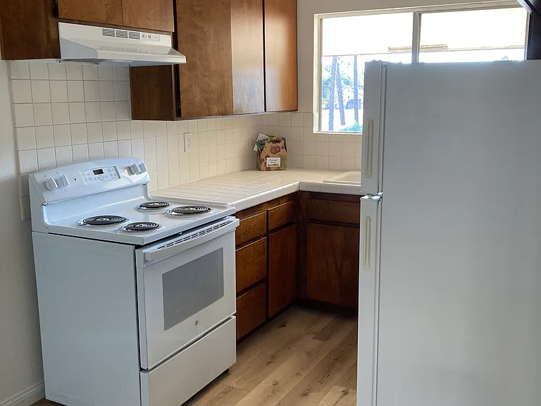 1052 Vale Terrace Dr — Photo 2