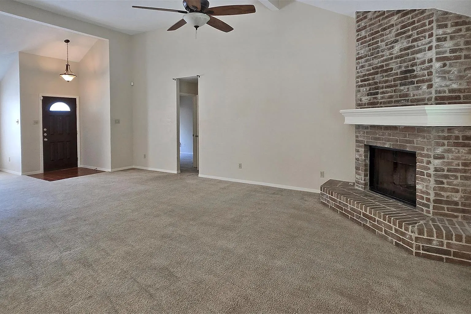 3 bed, 2.0 bath, 1636 sqft, $2,200 — Photo 4
