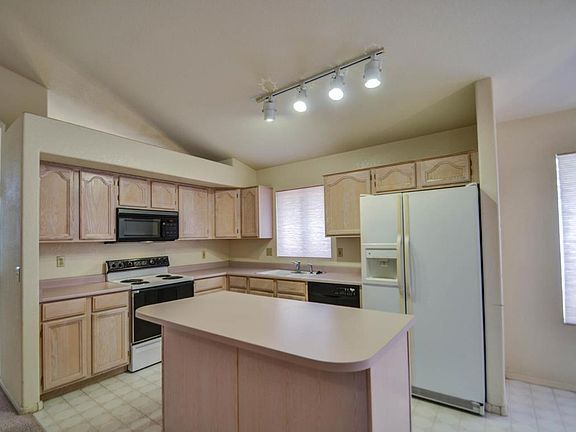 4th image of 4231 E Alder Ave