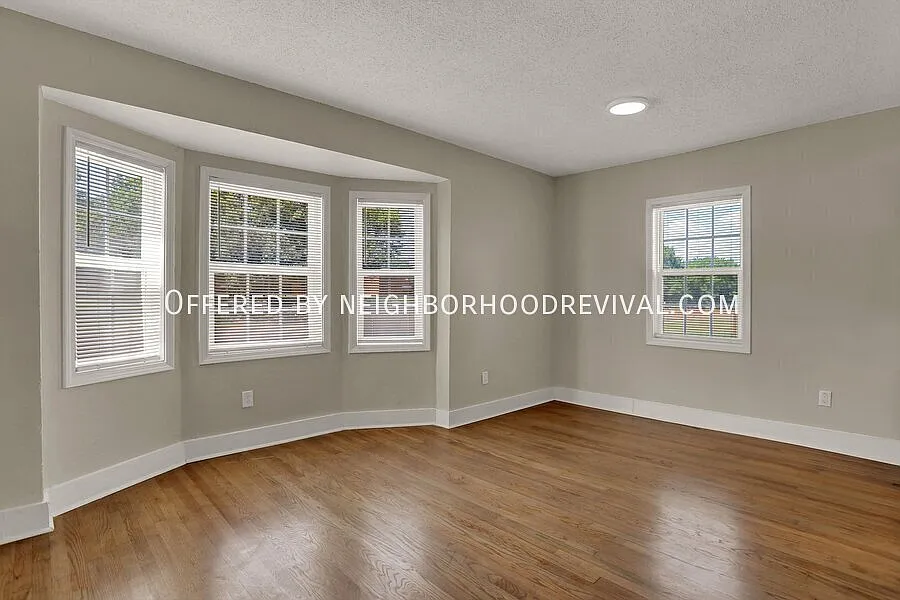 2-Bedroom Home Off Walnut Grove | Lawn Care Included — Photo 4
