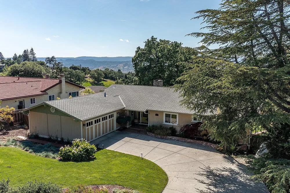 15950 Oakridge Rd photo 1