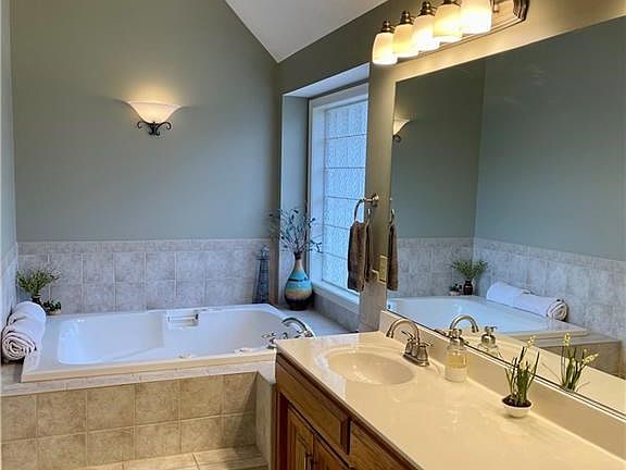 3rd image of 4701 Lakeridge Ct