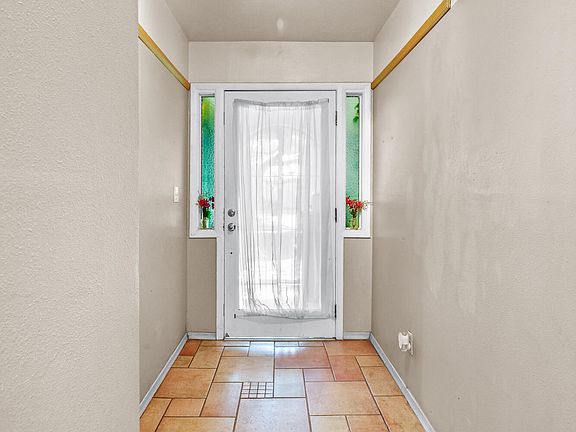 5th image of 404 Lesa Ln