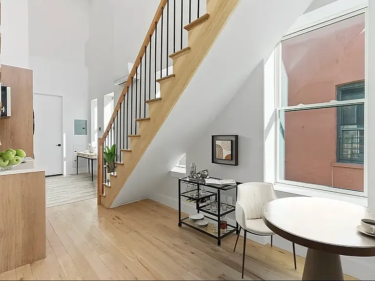 376 Montgomery St — Photo 2