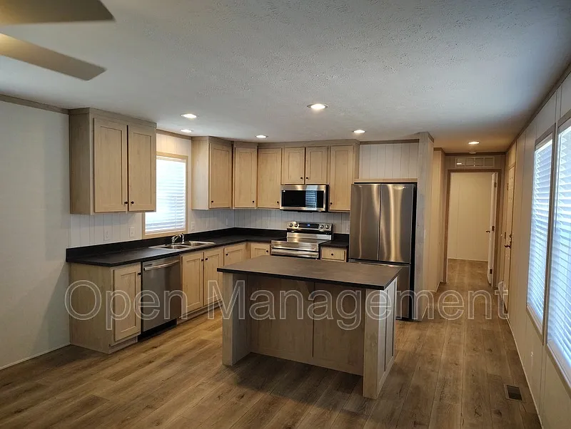 3 bed, 2.0 bath, $1,049 — Photo 4