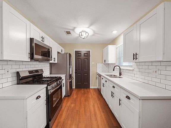 3rd image of 10526 Hollyglen Dr
