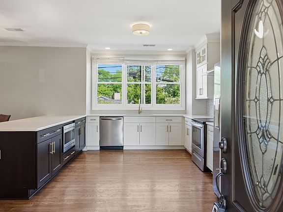 4th image of 2836 Woodlawn Dr