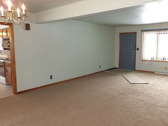 2nd image of 1424 Lilac Ln