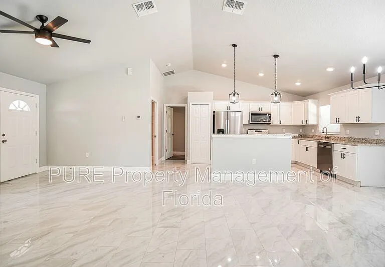6419 NW 57th Ave — Photo 4