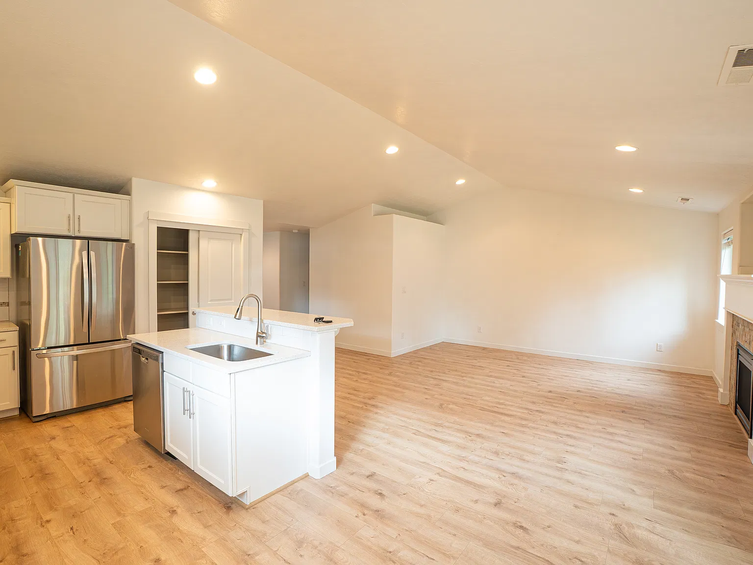 3 bed, 1408 sqft, $3,300 — Photo 3