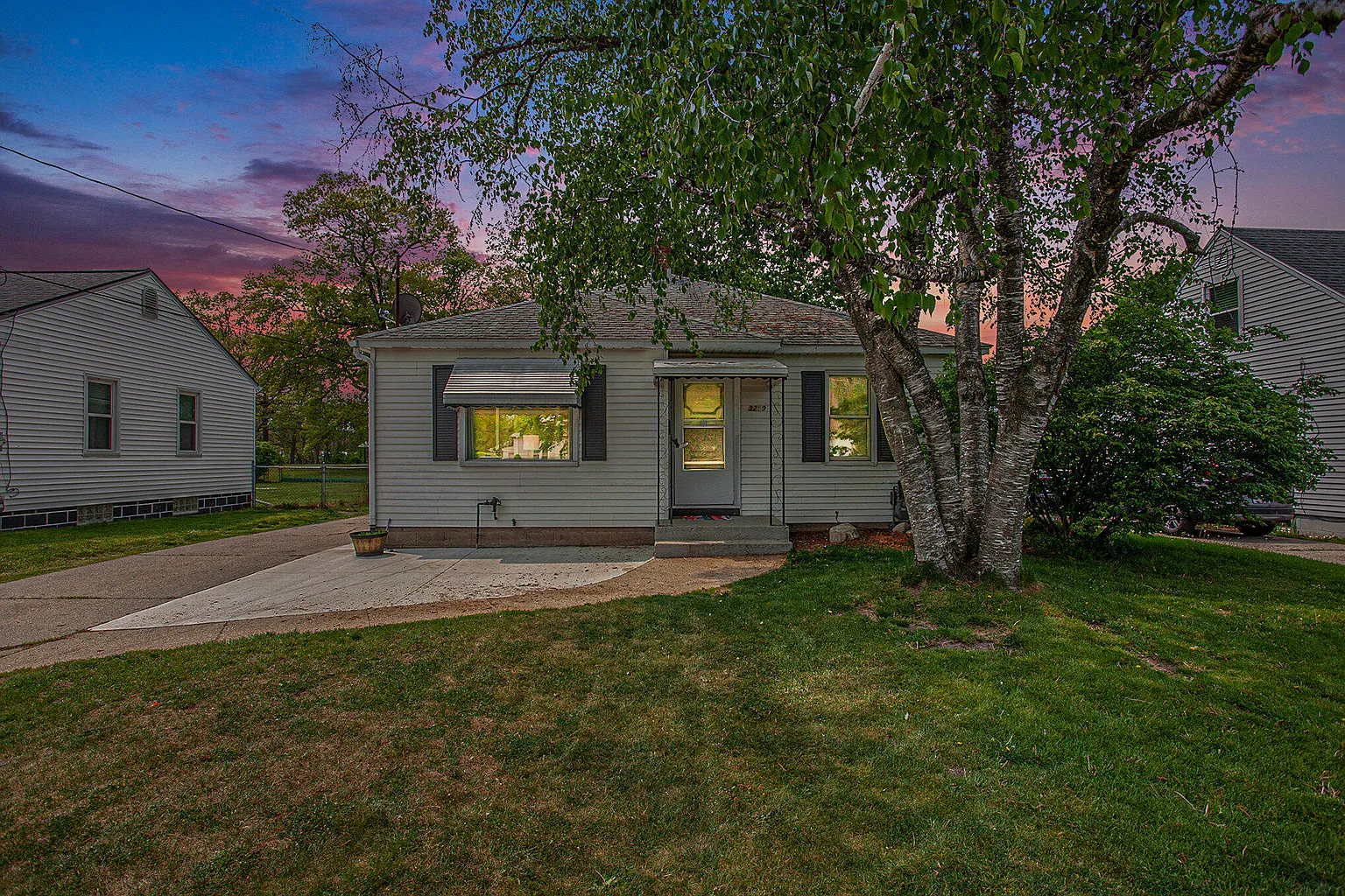 3259 Hillcroft Ave SW photo 1