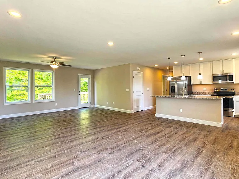 127 Hawthorne Dr — Photo 2