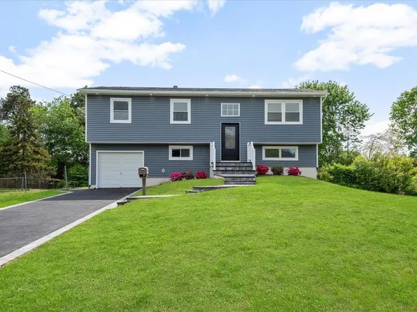 8 April Avenue, Dix Hills, NY 11746