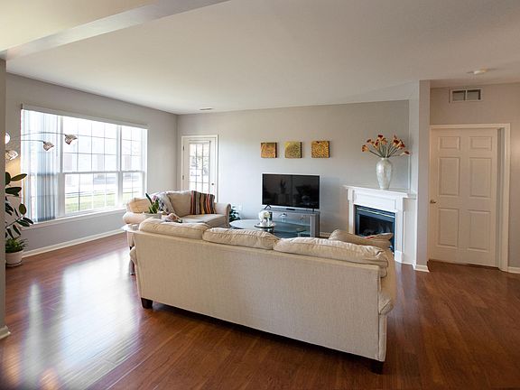 4th image of 11106 Farmingdale Ln #129