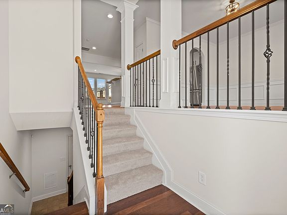 4th image of 416 Fieldview Way