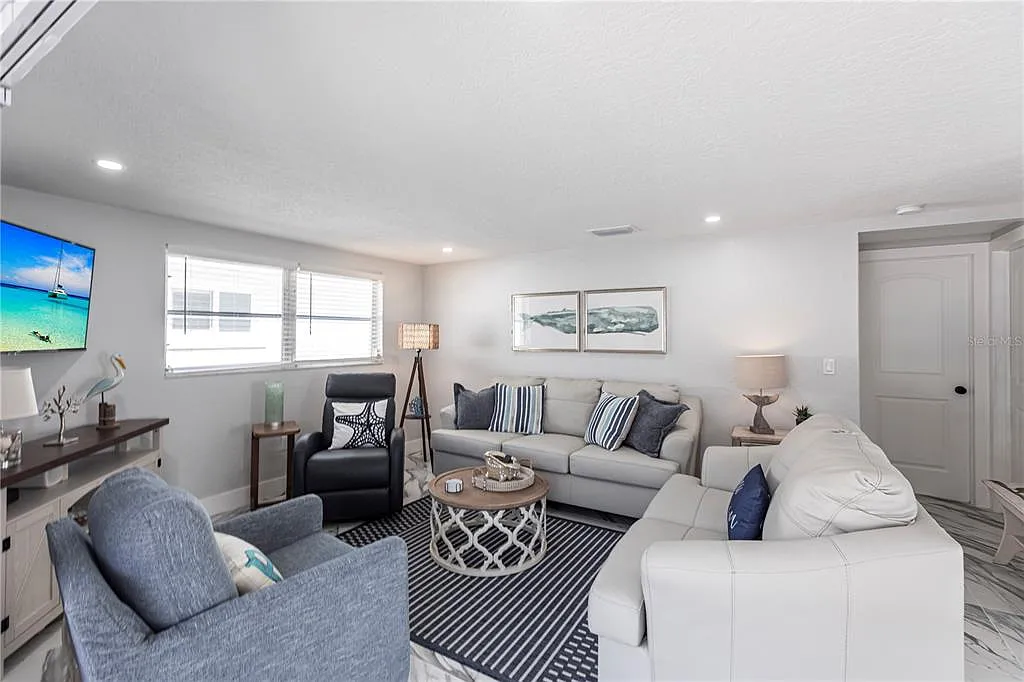 2 bed, 1.0 bath, 836 sqft, $8,370 — Photo 3
