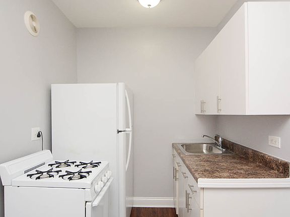 2nd image of 4031 N Kenmore Ave APT 409
