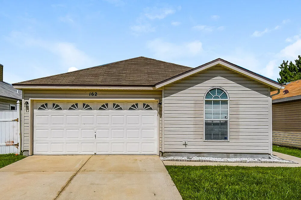 3 bed, 2.0 bath, 1482 sqft, $2,040 — Photo 1