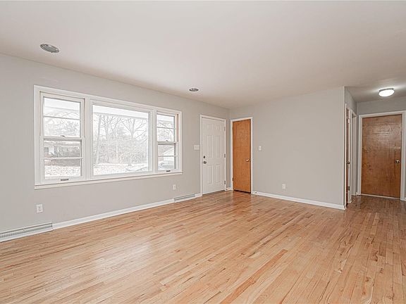 4th image of 2107 Meadowvale Ct