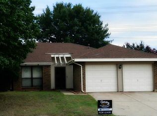 104 Laurel Ln, Euless, TX 76039