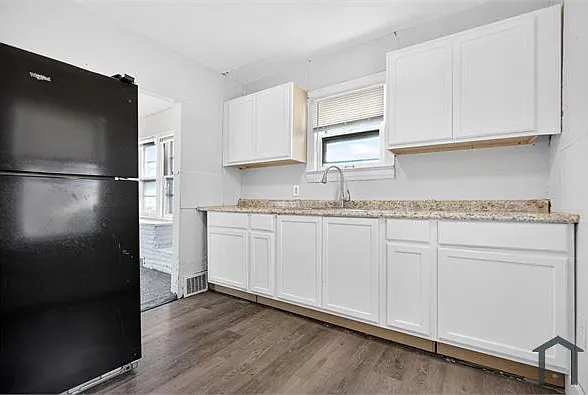 4 bed, 1296 sqft, $2,326 — Photo 3