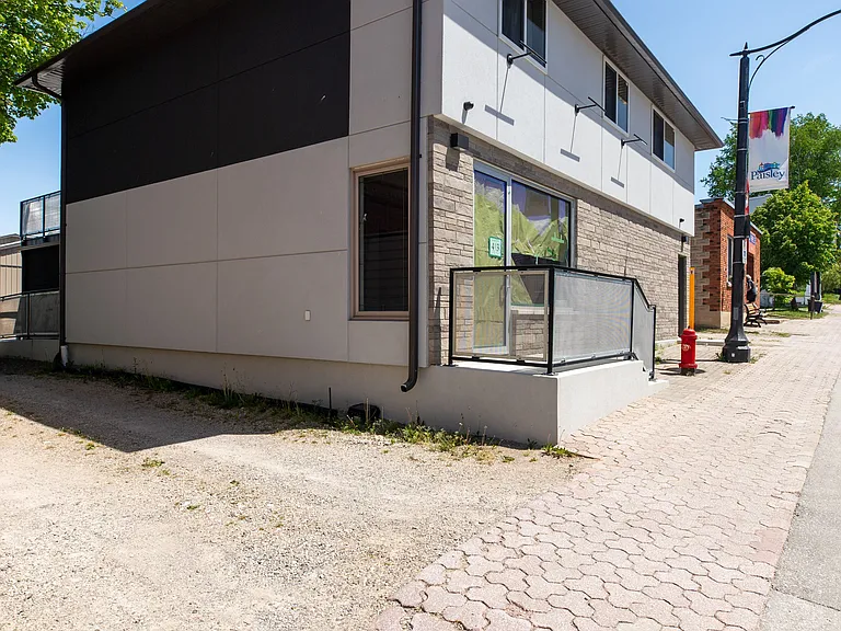 413 Queen St S #B — Photo 21