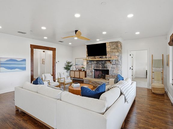 3rd image of 1653 Scenic Dr