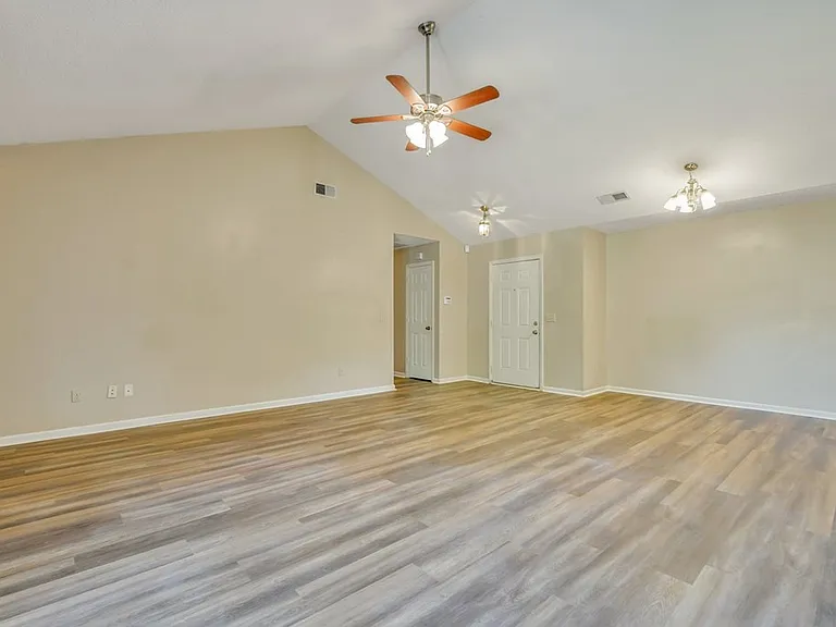 1501 Woodcrest Cir — Photo 3