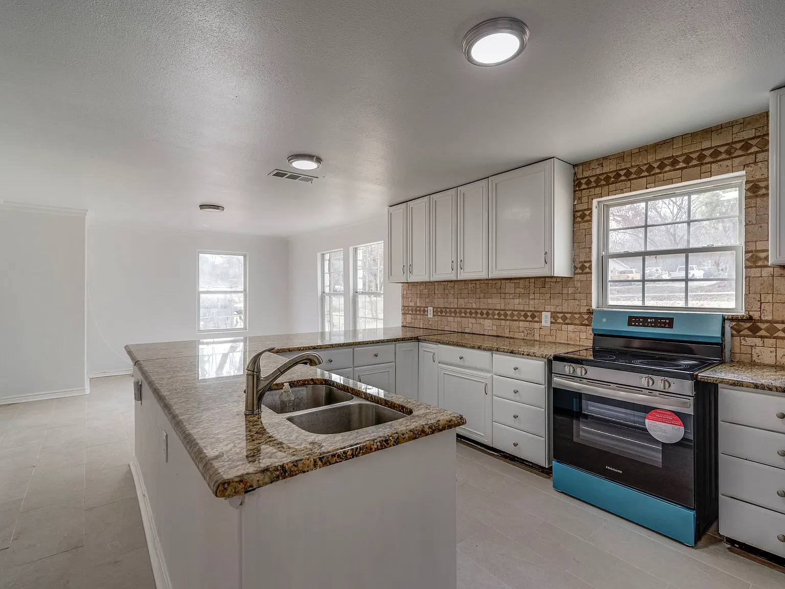 4 bed, 2020 sqft, $2,500 — Photo 3