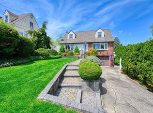60 Arleigh Dr, Albertson, NY 11507