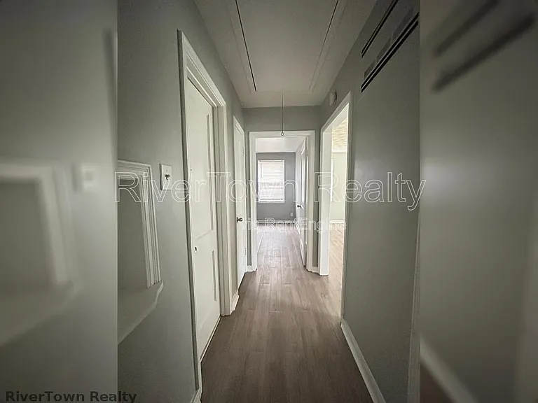 1048 Maria St — Photo 10