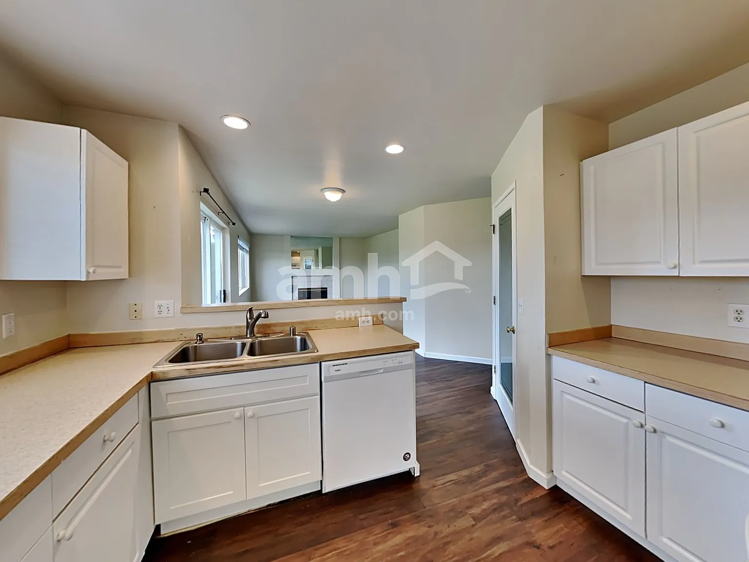 4 bed, 2.5 bath, 2062 sqft, $3,045 — Photo 4