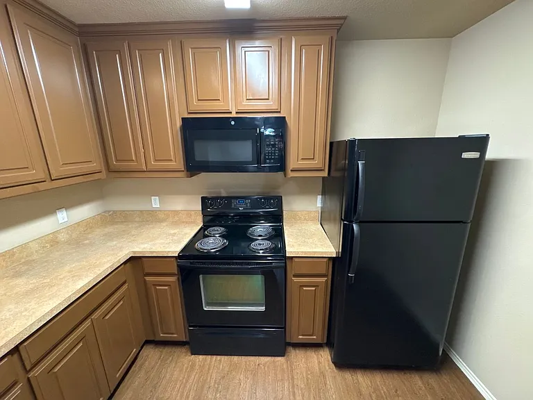 2725 Lovers Ln — Photo 9