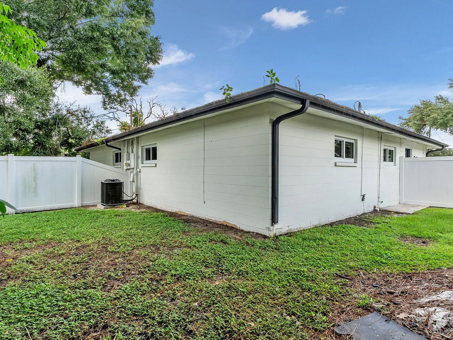 3 bed, 1.0 bath, 1100 sqft, $1,700 — Photo 3