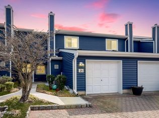28 Rambling Meadow Ct, Eatontown, NJ 07724