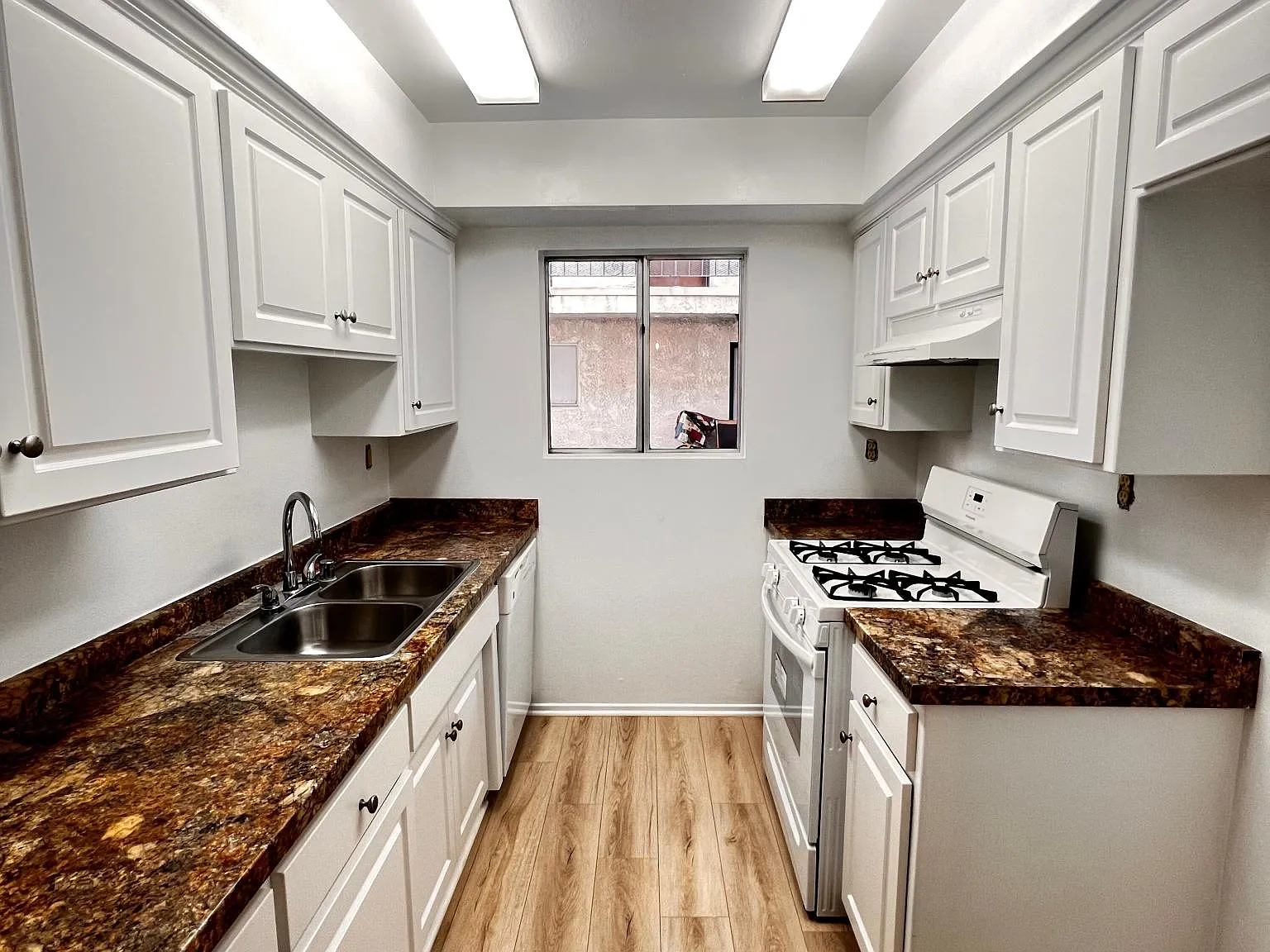 2220 W Victory Blvd — Photo 1