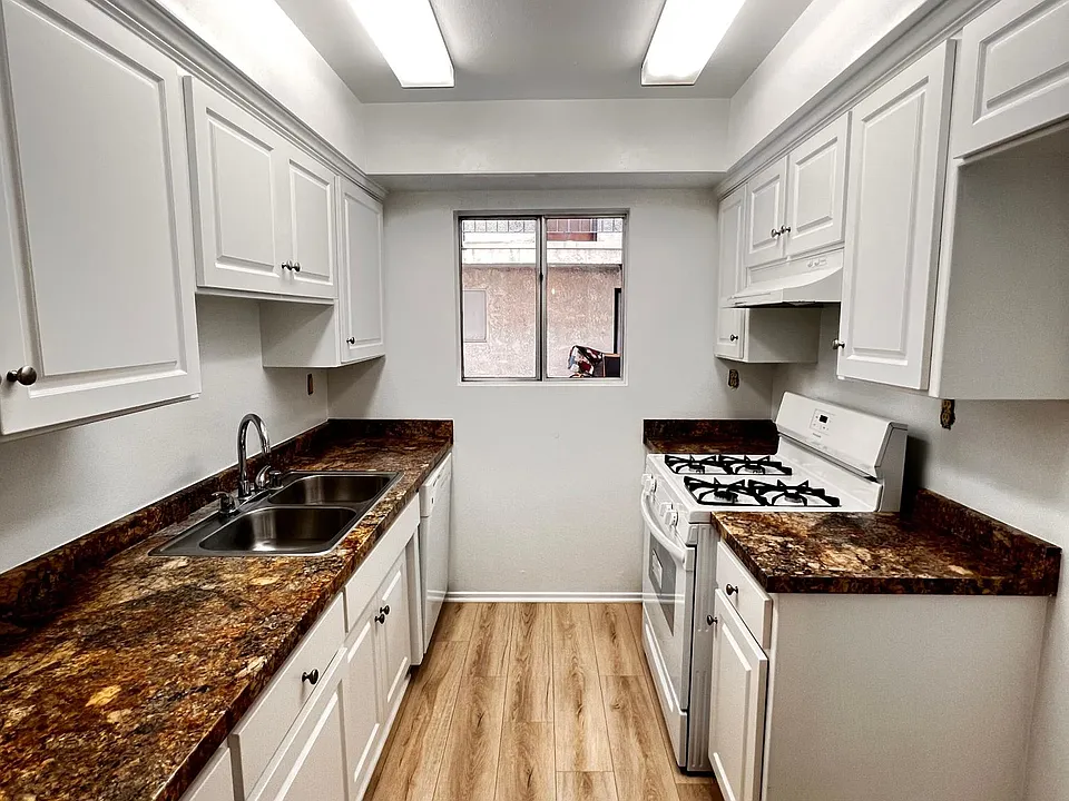 2220 W Victory Blvd #103