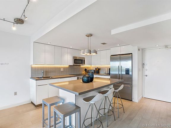 5th image of 465 Ocean Dr APT 622