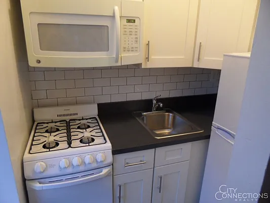 Rented by City Connections Realty | media 8