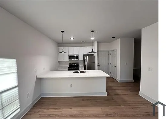3 bed, 1037 sqft, $1,680 — Photo 4