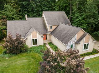 4453 Creekwood Ct, Rochester, MI 48306