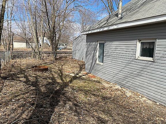 5th image of 901 Monona St