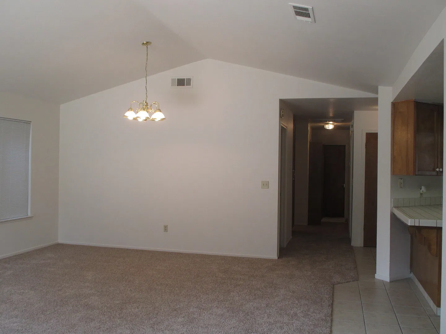 Coming Soon! Nice Condo for Rent! — Photo 2