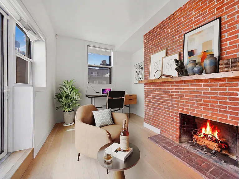 521 W 47th St #4D — Photo 14