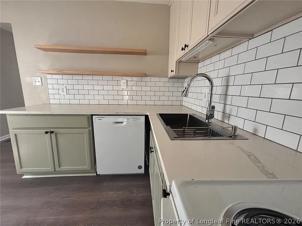 3 bed, 1.0 bath, 875 sqft, $1,500 — Photo 2