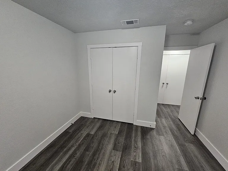 919 Crestwood Dr — Photo 2