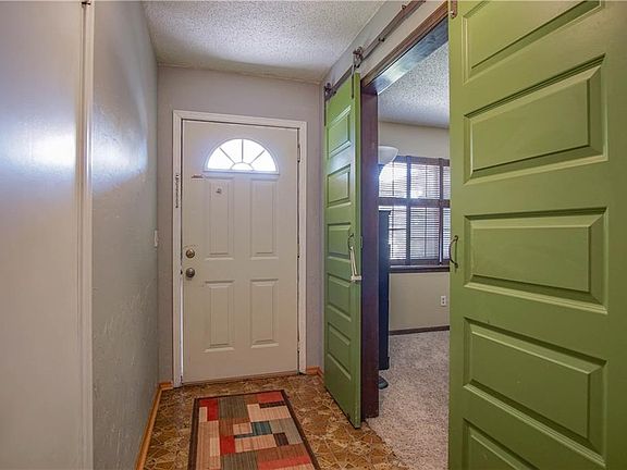 4th image of 804 N Silver Leaf Dr