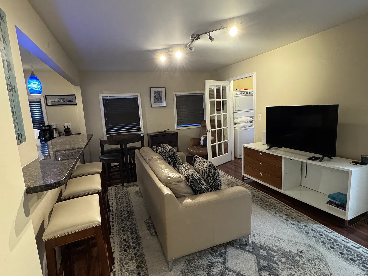2 bed, 970 sqft, $3,200 — Photo 3
