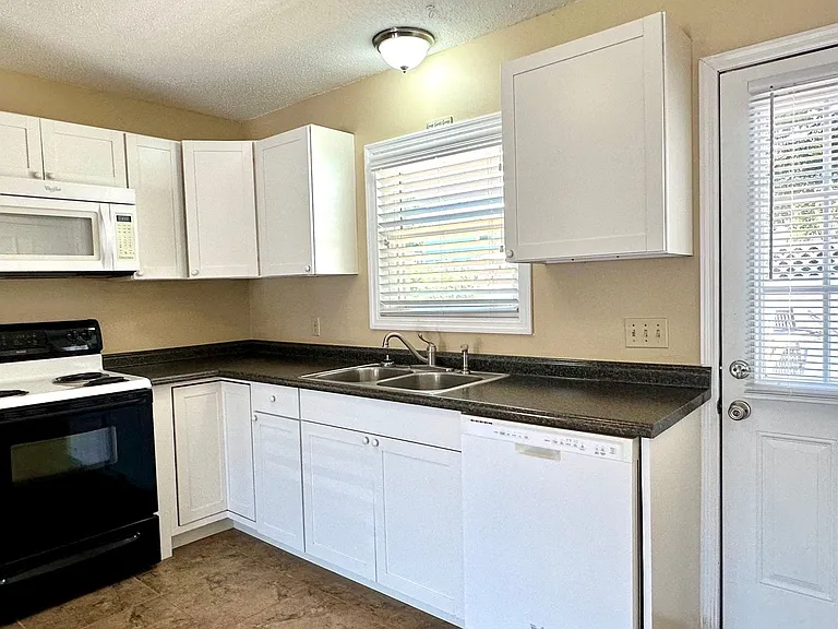 835A Ellen St — Photo 8
