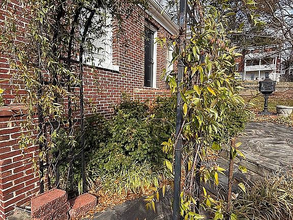 3rd image of 828 Clark St